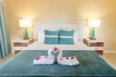 Image de Ultimate Beach Escape! Three Relaxing Units, Beachfront, Pool, Free Parking!