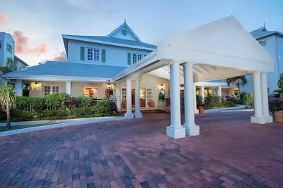 Image de Get Ready for Blissful Getaway! 4 Spacious Units with Pool View, Beachfront!