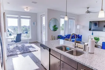 Image de Fusion 1406 · Top floor modern getaway w/resort amenities!