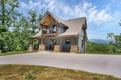 Image de This brand new home with amazing views has a hot tub, gas fireplace, cable tv