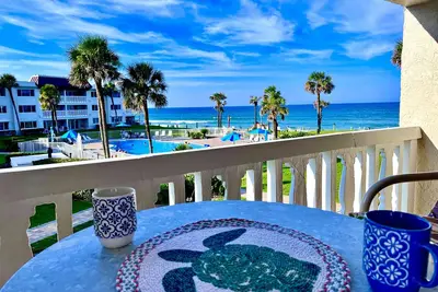 Image de Beach front condo with gorgeous views of the large pool and the Atlantic waves.