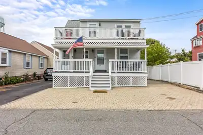 Image de Hampton Hideaway 1. Duplex on dead end street just steps from beautiful Beach!