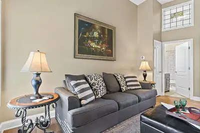 Image de Historic 1830s Log Cabin nestled in the woods only 5 minutes from Madison, In