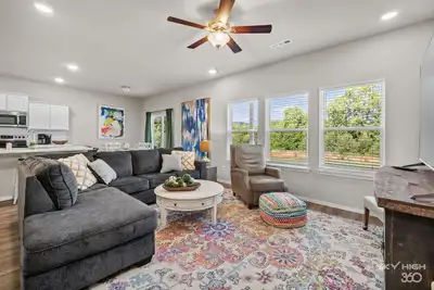 Image de The Bird House - Private Hot Tub, 2 Miles to U of A, Baum & Fayetteville Square