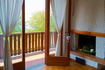 Image de Large apartment surrounded by greenery with lake view