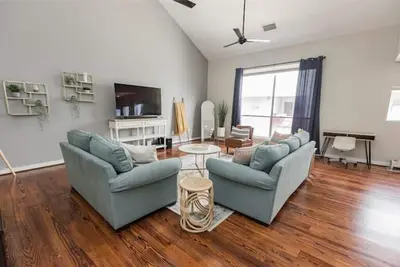 Image de Comfy, spacious townhome in Midtown, 2br sleeps 6, Close to Medical Center