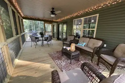 Image de Private Creek and walking distance to downtown Mentone!