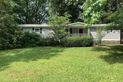 Image de Not-So-Ordinary Trailer! A lovely getaway on The Little Red River with hot tub!