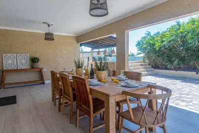 Image de “Villa Oasis” Walking distance to beach, supermarket and restaurants.