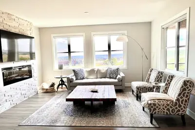 Image de Upscale luxury 2 bed plus office with panoramic views of the rolling foothills!