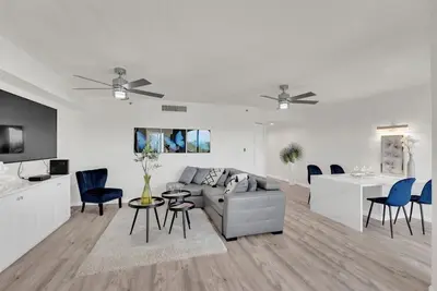 Jupiter Bay Resort Condo, steps to the beach! Comfortably sleeps family of 4!