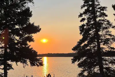 Image de Lakefront Log Cabin with Hot Tub. Unique property with private lake access.