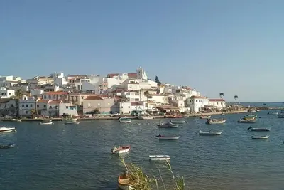 Image de Lovely 4-Bed Apartment in Estombar