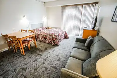 Image de Cape Cod in the Heart of Hyannis / Near Beach Sleeps 4 July 28 - August 5, '23