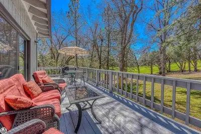 Image de New Mountain Escape on Golf Course - 24mi to Yosemite
