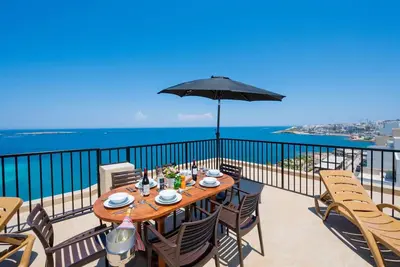 Image de Islet Promenade Seafront Penthouse with Hot Tub