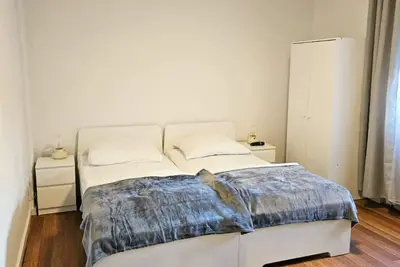 Image de 3-zimmer-wohnung mit Voll Ausgestatteter KĂĽche, Zentral Gelegen, Nahe Bahnhof
