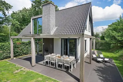 Image de Enjoy and relax in this luxury vacation home in Ouddorp near the beach and dunes (8 persons).