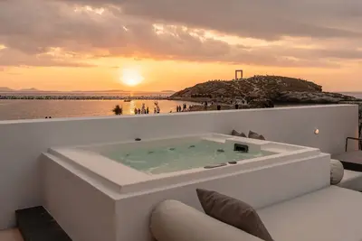 Adjoining 2 Bedroom Sea View Suite With 2 Outdoor Jacuzzis
