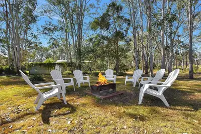 Image de Home Among the Gum Trees - Lovedale. Central to wineries and wedding venues