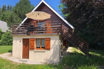Image de Chalet cosy avec terrasse exposée sud - 2km du centre, 2 chambres, 4 pers, parking privé.