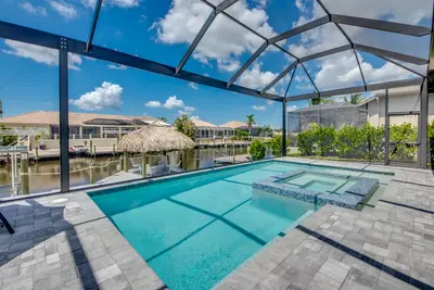 Image de Villa Escape - brand new, with pool and spa, on water with gulf access