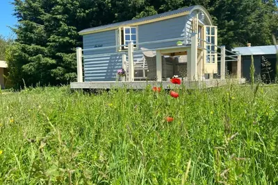 Image de Luxury Glamping Kent Coast; Shepherds Huts & Safari Tents on Site hot tub