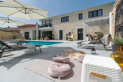 Image de Maison de vacances Tinjan pour 1 - 10 personnes avec 4 chambres à coucher - Maison de vacances