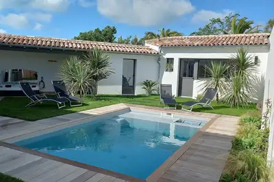 Image de Pins en RĂ© : Villa standing, typique ile de RĂ©, jardin, piscine, spa 100m plage.