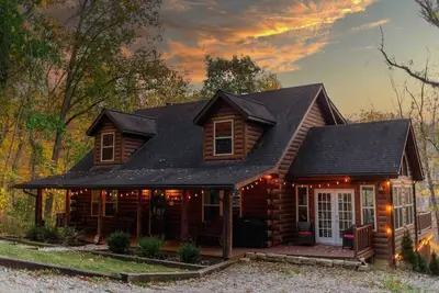 Image de Retreat at the Cave - Hocking Hills Cabin
