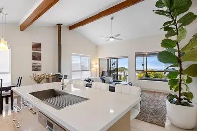 Image de Valley View Home - Bay Views, Wood-fired Pizza Oven, Fire Pit, Kids Playset