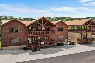 Image de Cabin Fever Vacation- Indoor Private Pool, Sleeps 28, Massive Game Room