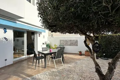 Image de Bel appartement avec grande terrasse, piscine commune et place de parking. Av-08