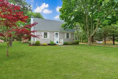 Image de Classic Saltbox Cape In The Heart Of Katama