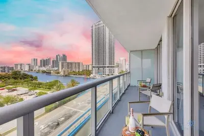 Image de Sunset Oasis: 2br, Balcony, Pool, Perfect Getaway