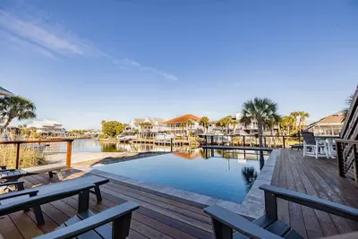 Image de Luxury Infinity Edge Heated/Cooled Pool & Hot Tub + Boat Dock & Marine Station +