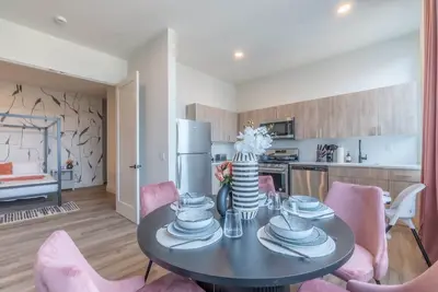 Image de Rosy Retreat with Nyc Views by the train! Free Parking+3 beds. ✨20% Off 7days✨