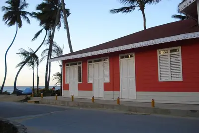 Image de 2 bedrooms 1 bath apartment walking distance from the beach!