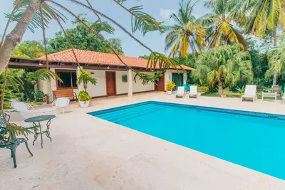 Image de 4Min from the Beach Villa! w/ Heated Jacuzzi