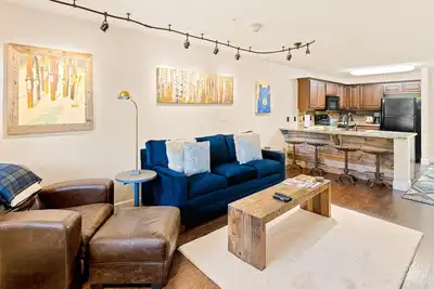 Image de Renovated 1st-floor condo - access to pool, hot tub & sports complex off-site