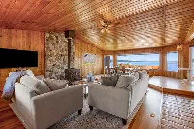 Image de Skiou Point Beach House | Waterfront, dog-friendly home with amazing view, beach