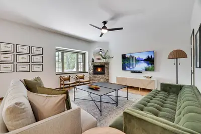 Image de Lakefront - Sleeps 14 - 5 bedrooms - 3 bathrooms - 2 Gamerooms - Hot tub