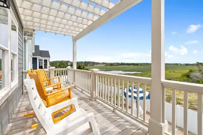 Image de 4 bedroom home with private pool. Close walk to beach and beautiful marsh views.