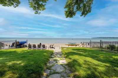 Image de Hot Tub Waterfront Estate- 2 Houses! Sleeps 14