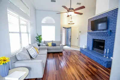 Image de One of a kind 10 min from At&T stadium! 3 Br 2 Ba