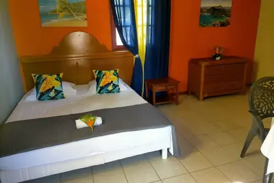 Image de Bungalow Emeraude pour la famille à 2 minutes de la plage et en bord de piscine