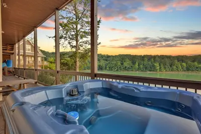 Image de Sanctuary on the Lake - 5br 6ba - sleeps 16 - 20 min to Dollywood