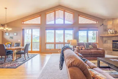 Image de Cozy Spacious Grand Escape: Luxurious 4-Bed, 3-Bath Cabin with Hot Tub