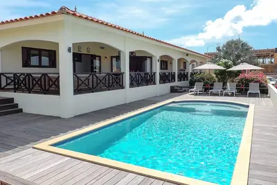 Image de Villa tropicale à Vista Royal, vue mer, à distance de marche de la plage.
