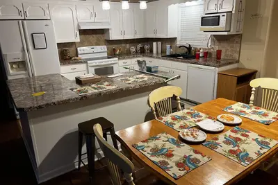Image de A cozy lake retreat with all the amenities and a fireplace.
